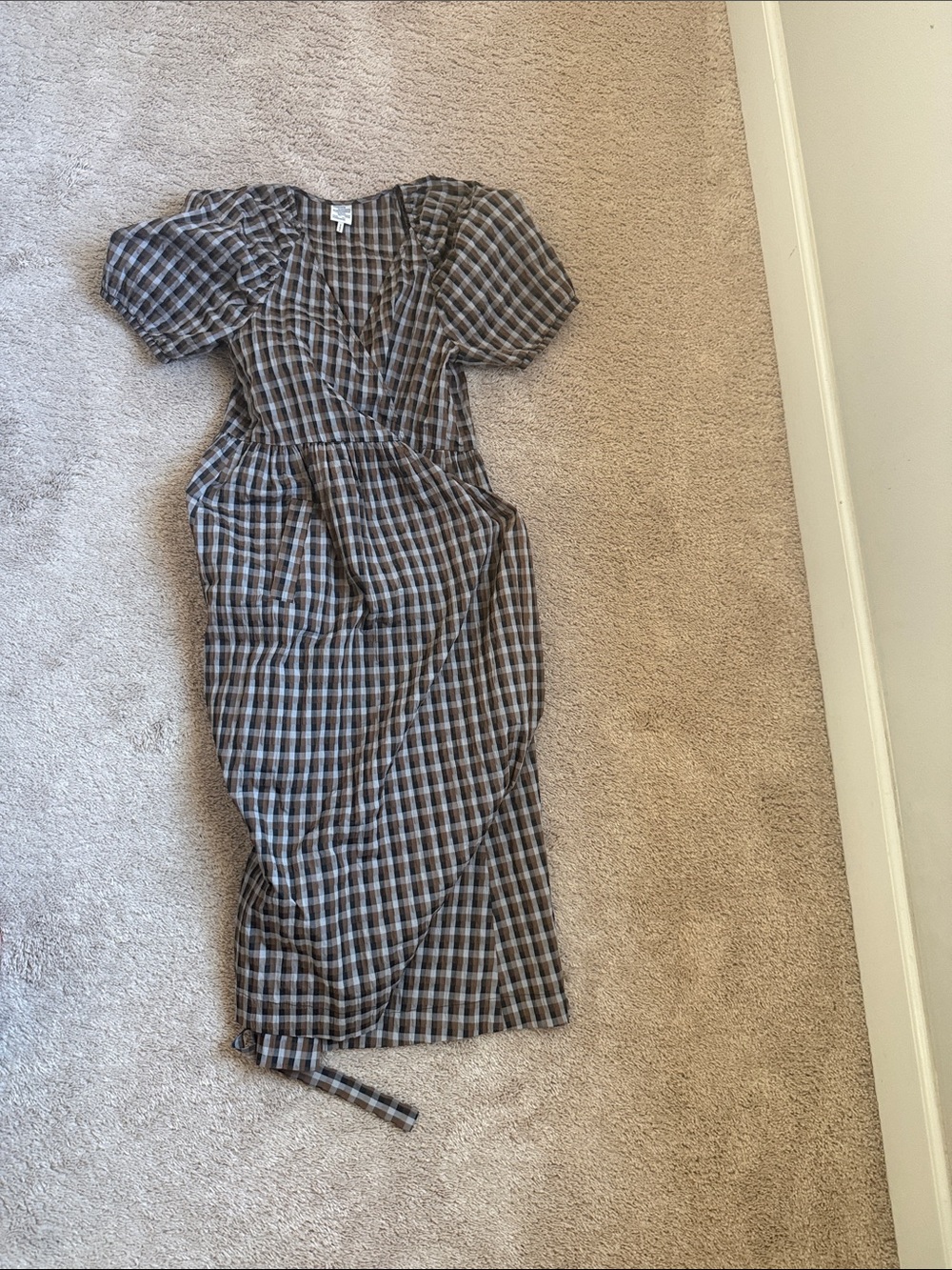 Checked Puff-Sleeve Midi Dress with V-Neck in Gray and Black